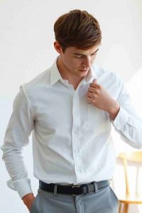 Comment porter chemise blanche avec style